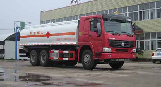 斯太爾雙橋化工液體運(yùn)輸車(chē)